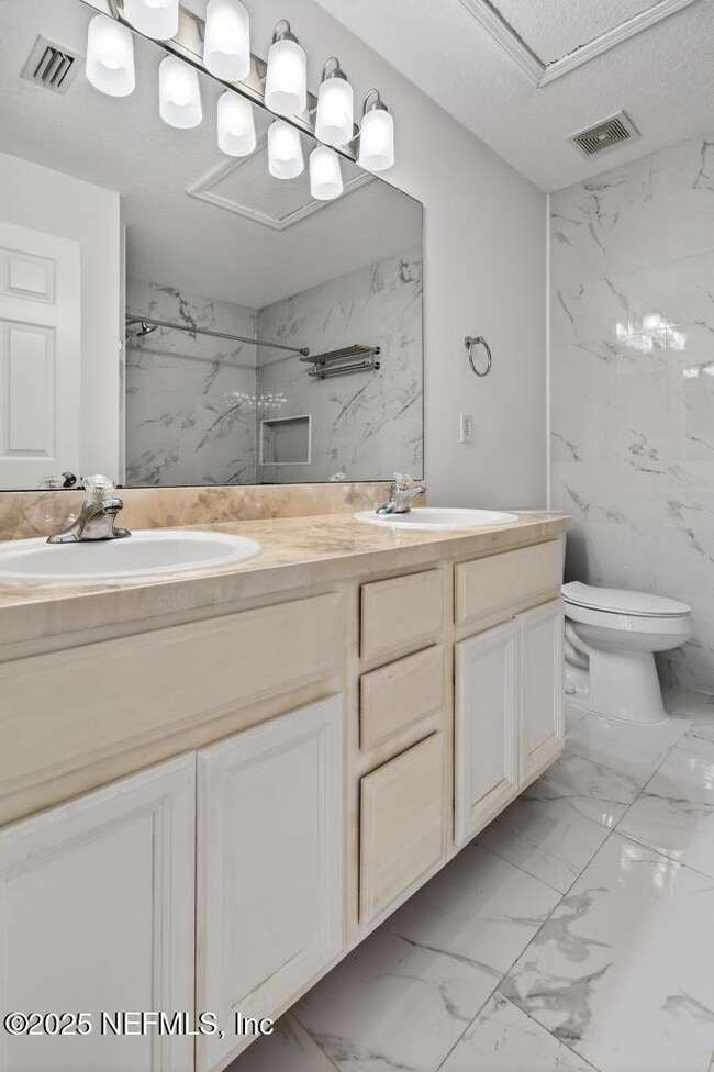 Building Photo - 411 Walnut Dr