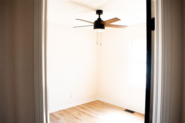 Building Photo - 10601 Tumilty Terrace