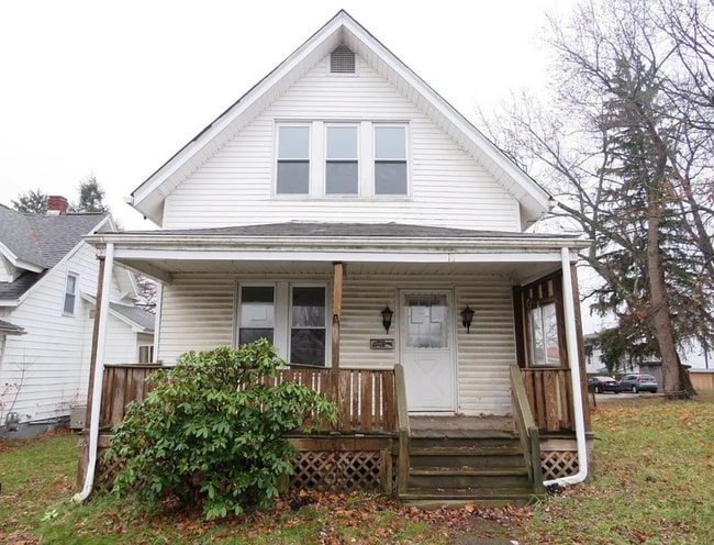 Building Photo - 16 Trader St