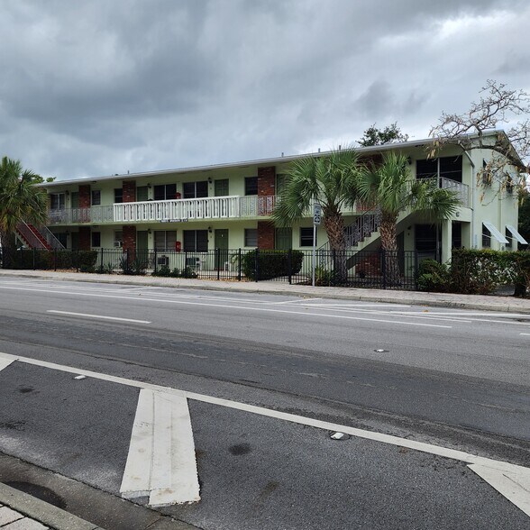 Building Photo - 220 Lucerne Ave