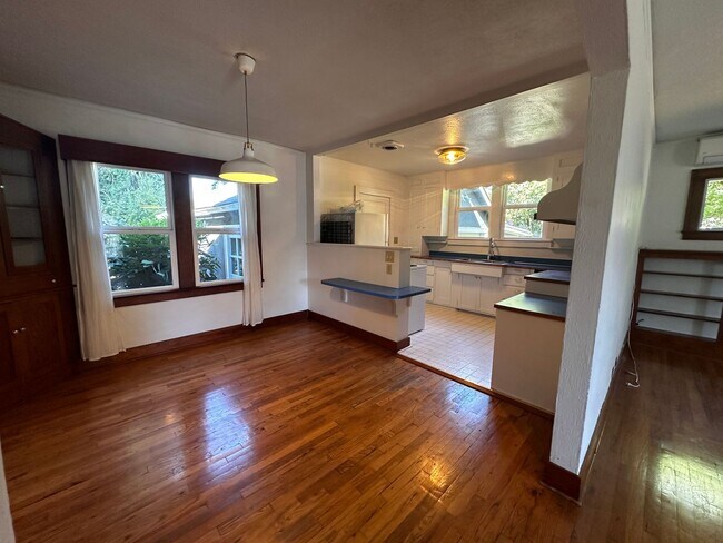 Building Photo - 3 Bedroom 2 Bath Single Family House