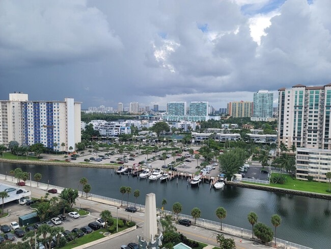 Building Photo - 300 Bayview Dr