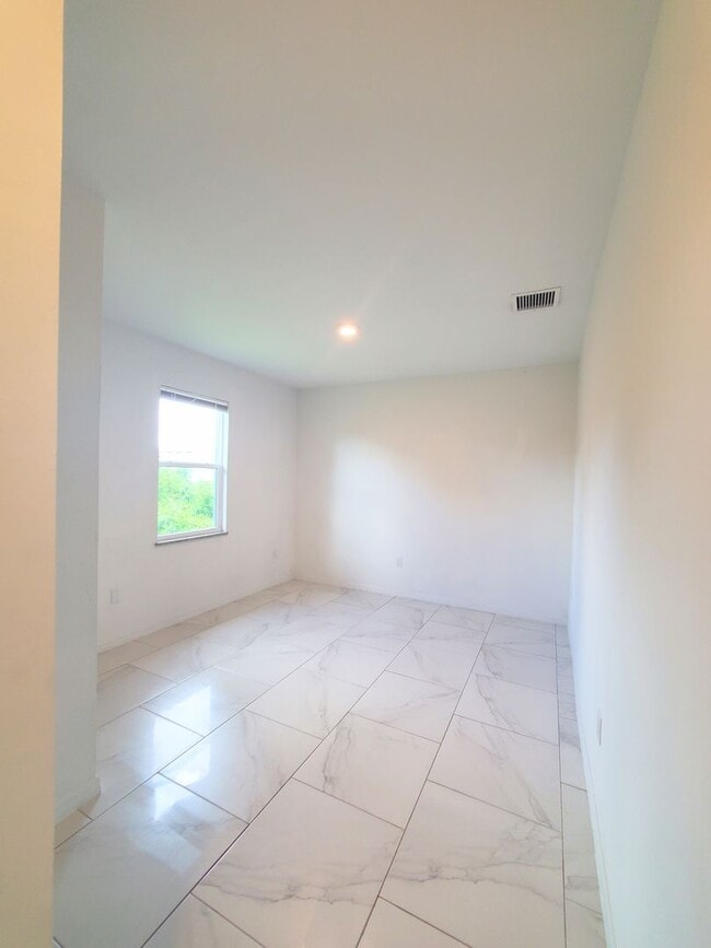Building Photo - MOVE IN READY-3/2/1-PUNTA GORDA, FL