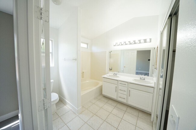 Building Photo - SHOWINGS AVAILABLE NOW