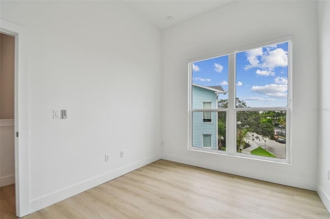 Building Photo - 3826 Pompano Dr SE