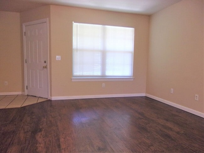 Building Photo - 3 BED 2 BATH 2 CAR GARAGE HOME- NW OKC