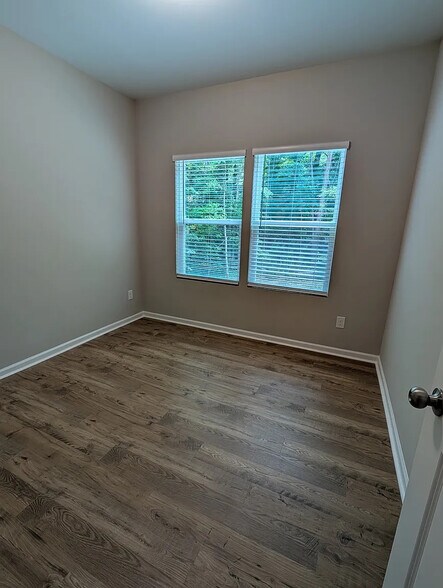 Building Photo - Room in Townhome on Reeves St