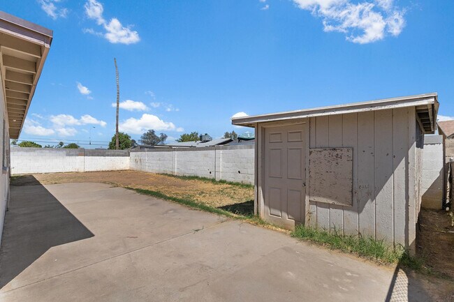Building Photo - 7422 W Turney Ave