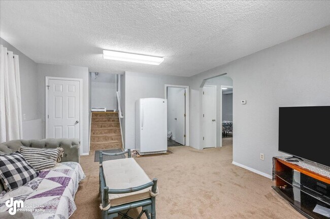 Building Photo - 3BD/2BA Triplex Unit with Modern Comforts