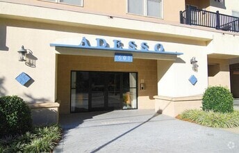 Building Photo - Ade426