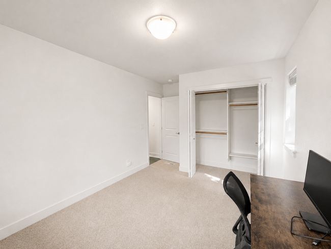 Building Photo - Light-Filled Bend Split-Level with Mountain Views & Flexible Space