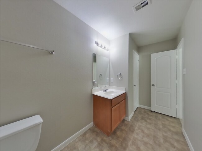 Building Photo - 10914 Tipton Oaks Dr