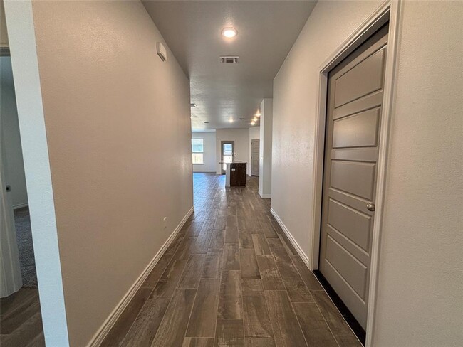 Building Photo - 722 Freedom Cir
