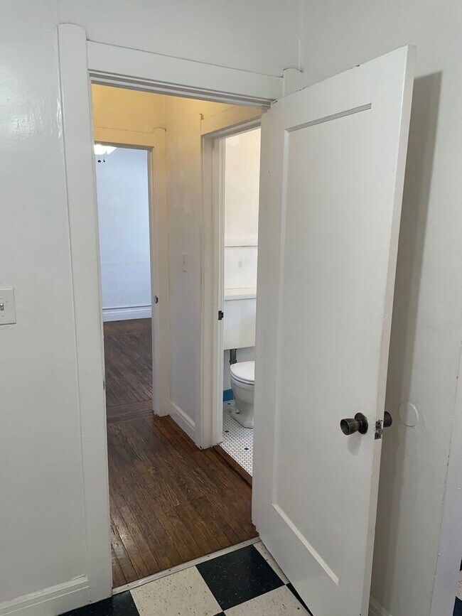 Building Photo - Charming Midtown Studio - 24th Street & J ...