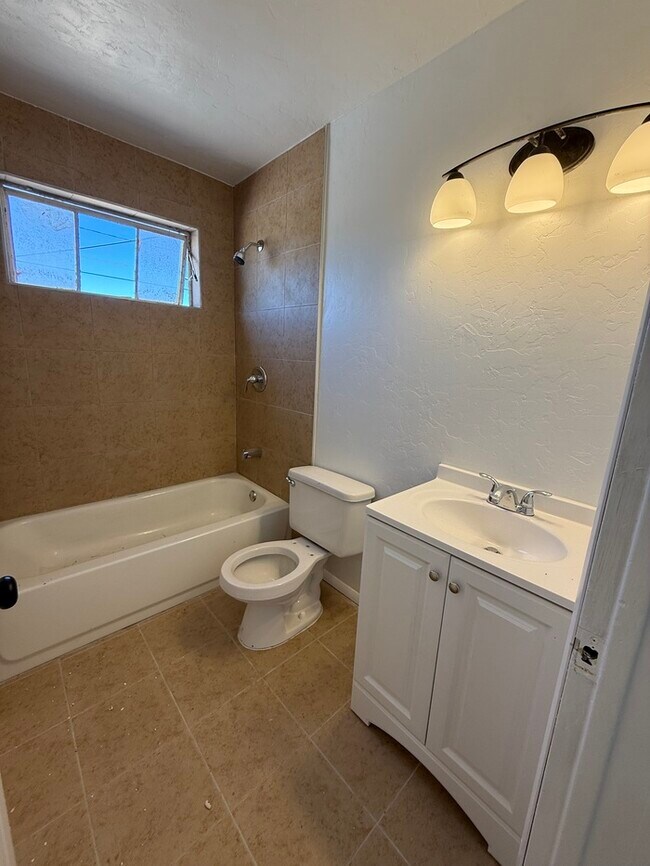 Building Photo - House For Rent