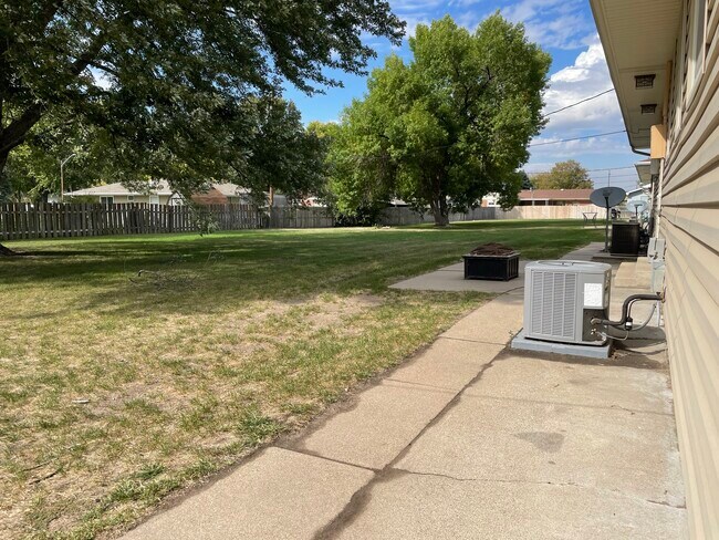 Building Photo - 2208 Chanticleer St