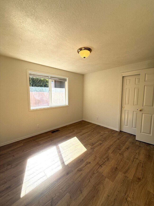 Building Photo - Immaculate 3 bedroom, 2 bath home in desirable Medford Neighborhood!