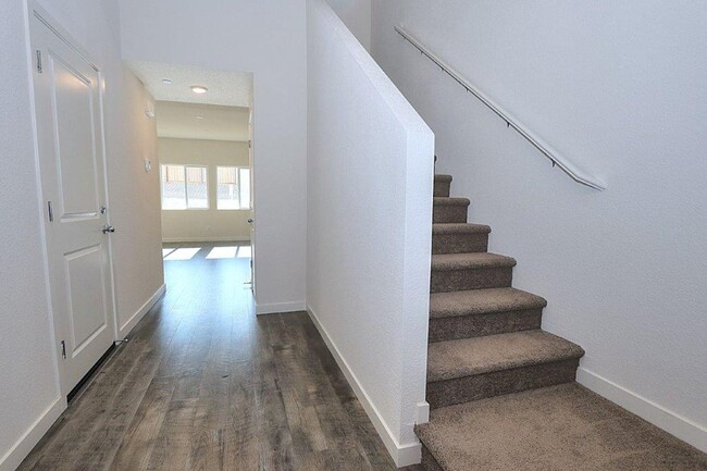 Building Photo - Beautiful Lincoln Home Available in May!