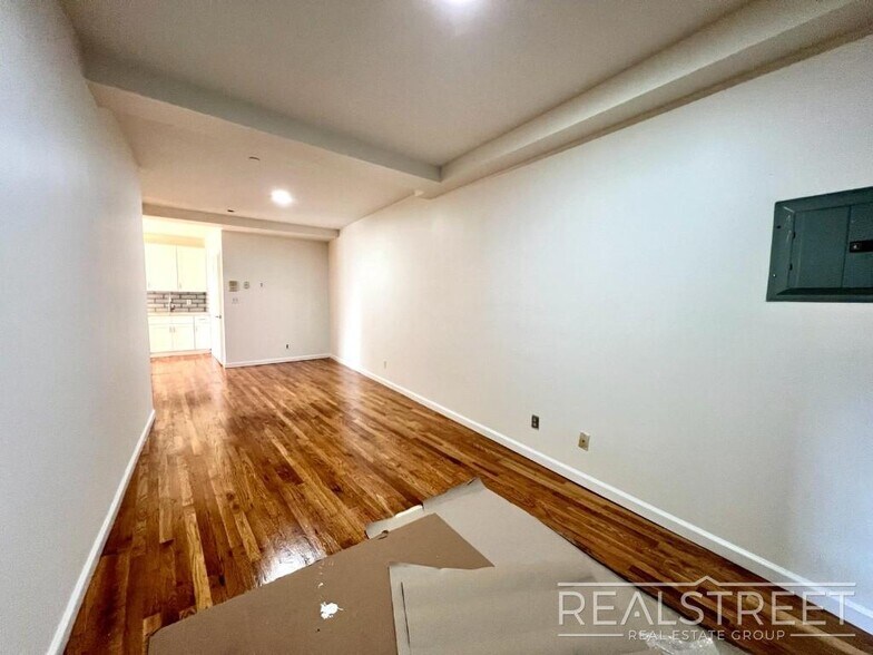 Building Photo - Spacious 2 Bedroom in Williamsburg!