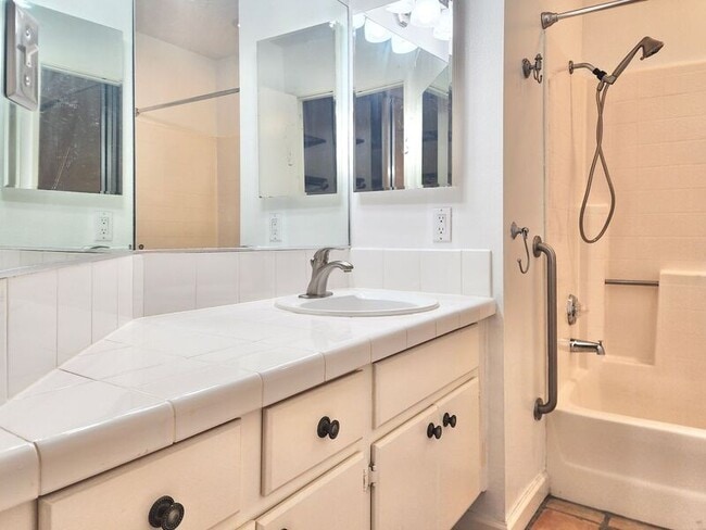 Building Photo - 1046 Calle Del Cerro