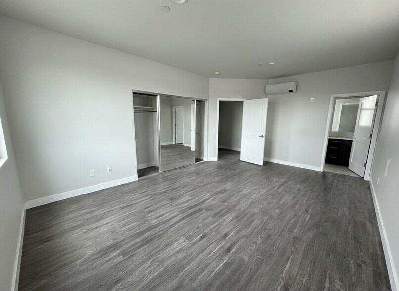 Building Photo - 1298 W 37th St