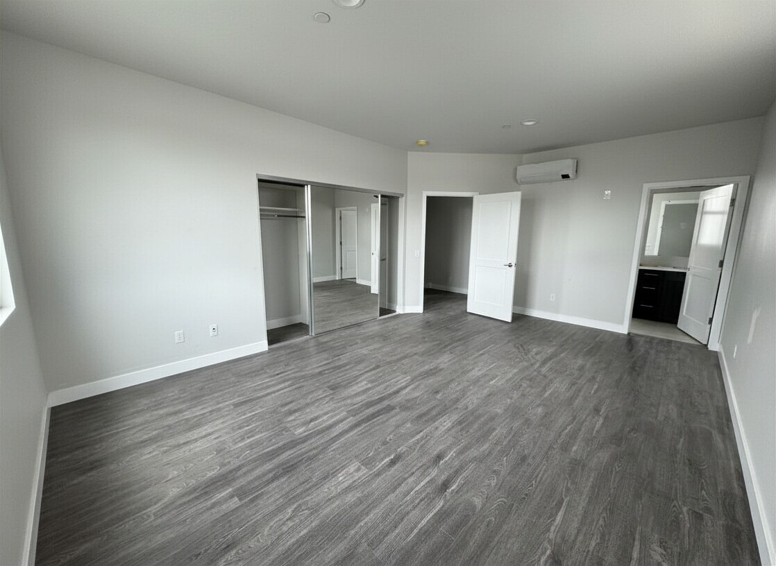 Building Photo - 1298 W 37th St