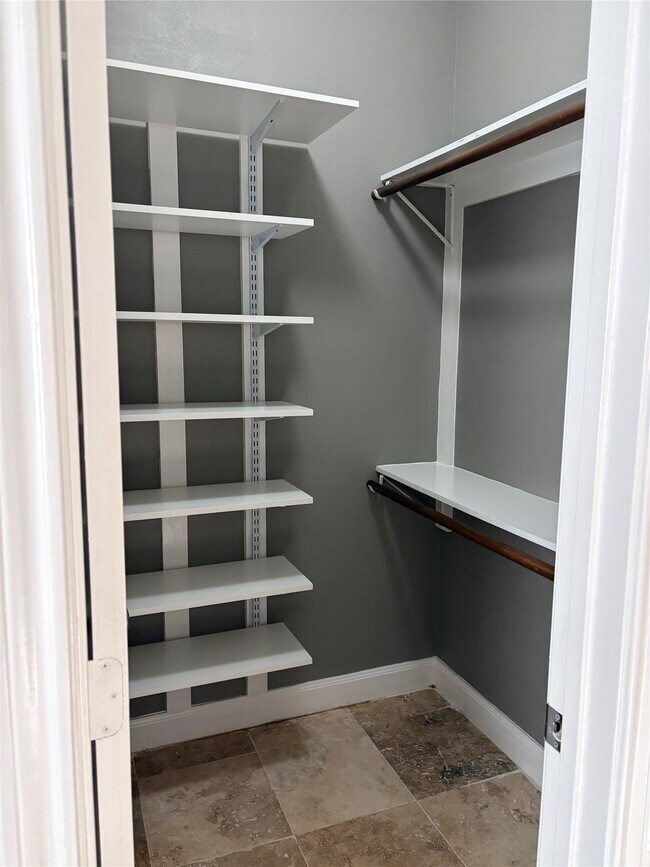 Building Photo - 307 Covecrest Dr