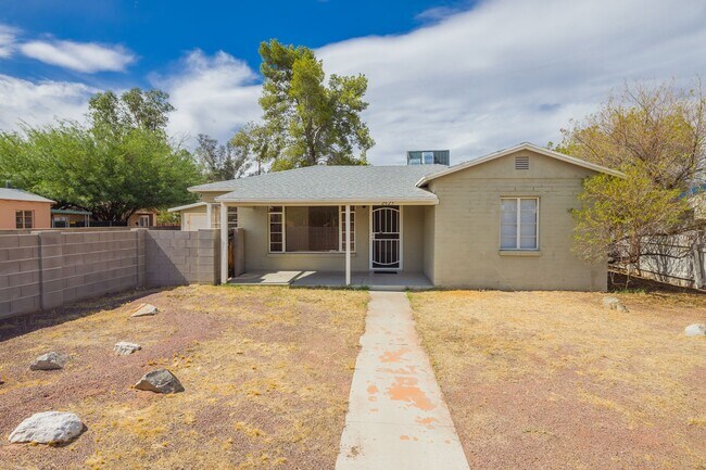 Building Photo - Great Central Location