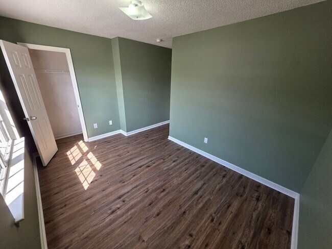 Building Photo - 2 BR 2 BA Townhose