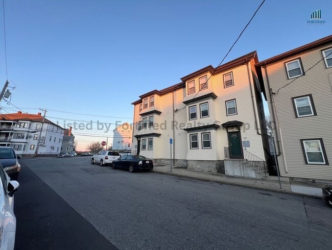 Building Photo - 106 Tuttle St