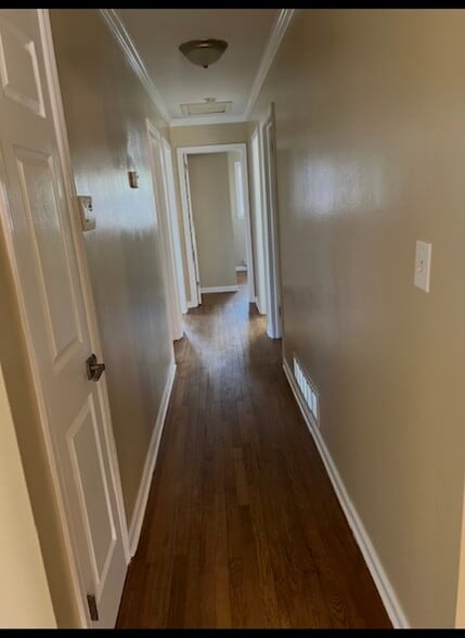 Building Photo - 1607 Hampshire Pl