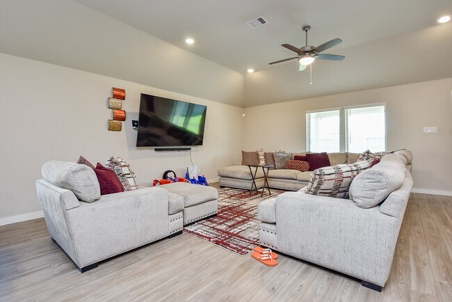 Building Photo - 2615 Westward Hl Dr