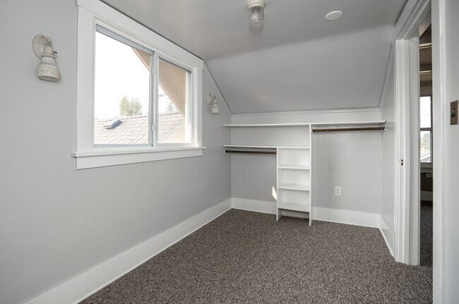 Building Photo - North End Tacoma Three Bed Craftsman