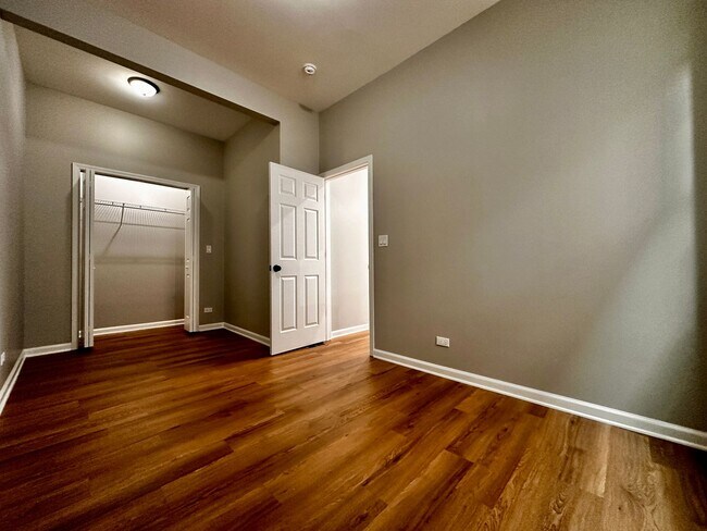 Building Photo - Amazing 4-bed Duplex by UIC