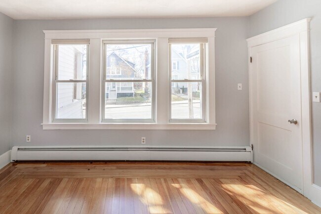 Building Photo - 572 Gaskill St