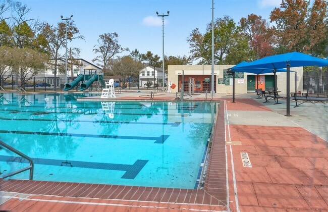 Building Photo - 8595 Parkway Dr