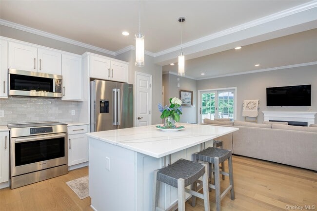 Building Photo - 15 S Beach Rd