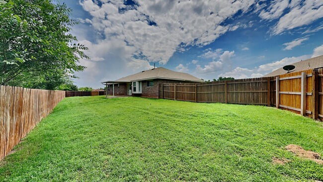 Building Photo - Nice 3 Bedroom 2 Bath Home in Mustang Schools