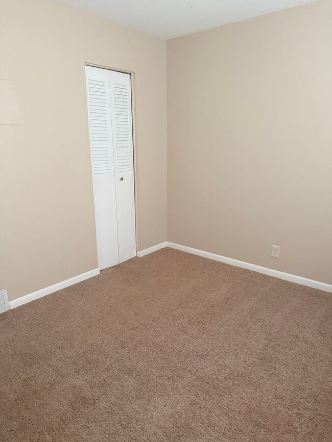 Building Photo - Spacious 2BR Condo – Pool Access & Utilities