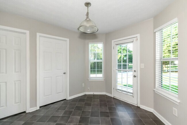 Building Photo - Impressive 4 bed, 2.5 bath Home.