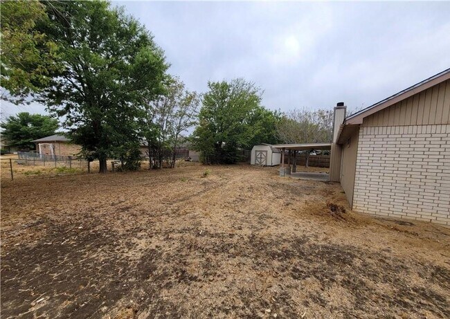 Building Photo - Upgraded 3 bedroom 2 bathroom home!  HOUSING ACCEPTED!