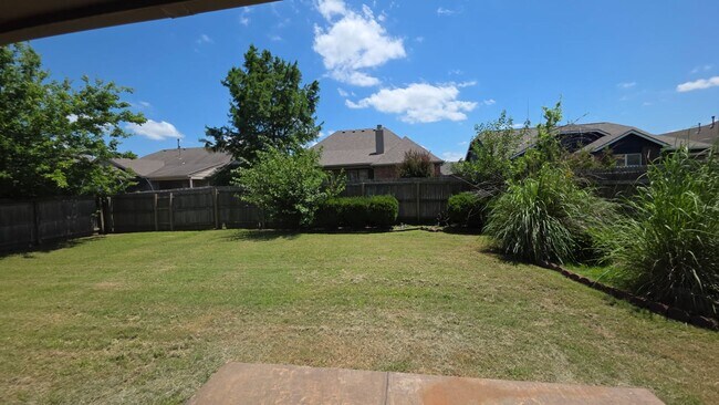 Building Photo - 3 bed 2 bath & bonus room - 2 car garage - Pool and playground