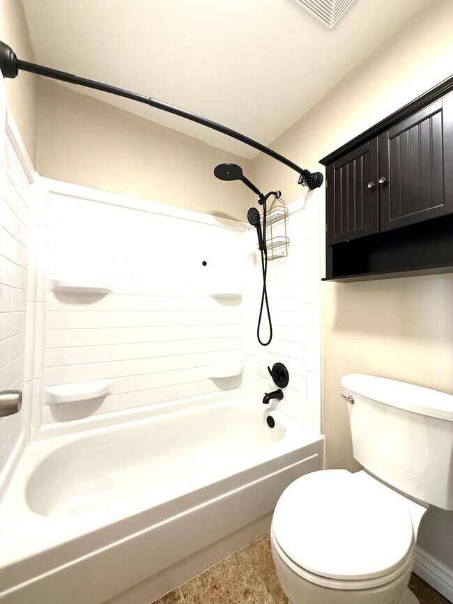 Building Photo - Updated 2 bed/2.5 bath townhome in Bear Creek