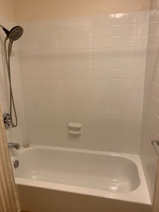 Building Photo - AVAILABLE NOW!! West side - 2 Bdrm, 1 Bath