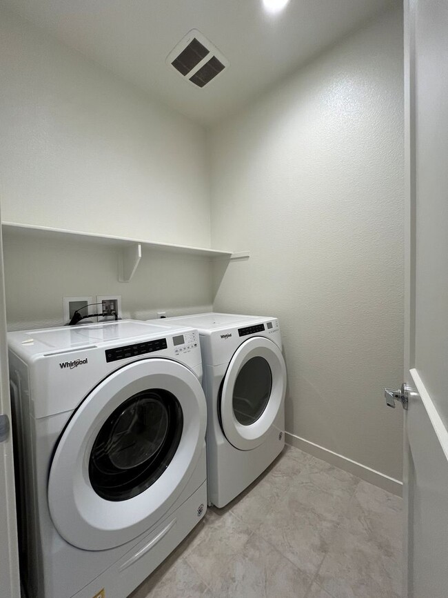 Building Photo - Gated 3+2.5 w/loft, walk-in pantry + dual ...
