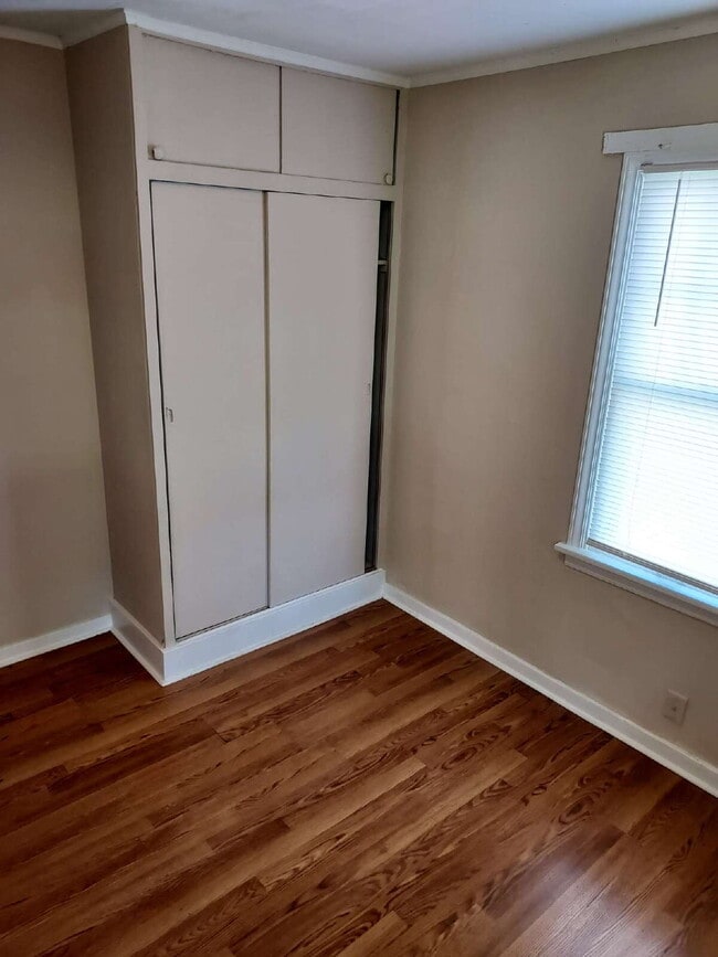 Building Photo - "Charming 2-Bedroom Gem with Cozy 744 Sq F...