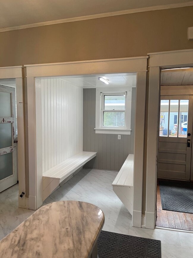 Building Photo - ?? COMING SOON ?? Charming 3 Bed / 1 Bath ...