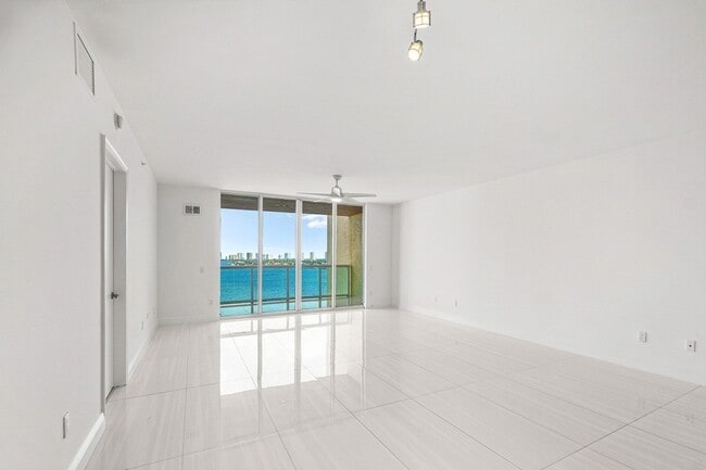 Building Photo - 2650 Lake Shore Dr