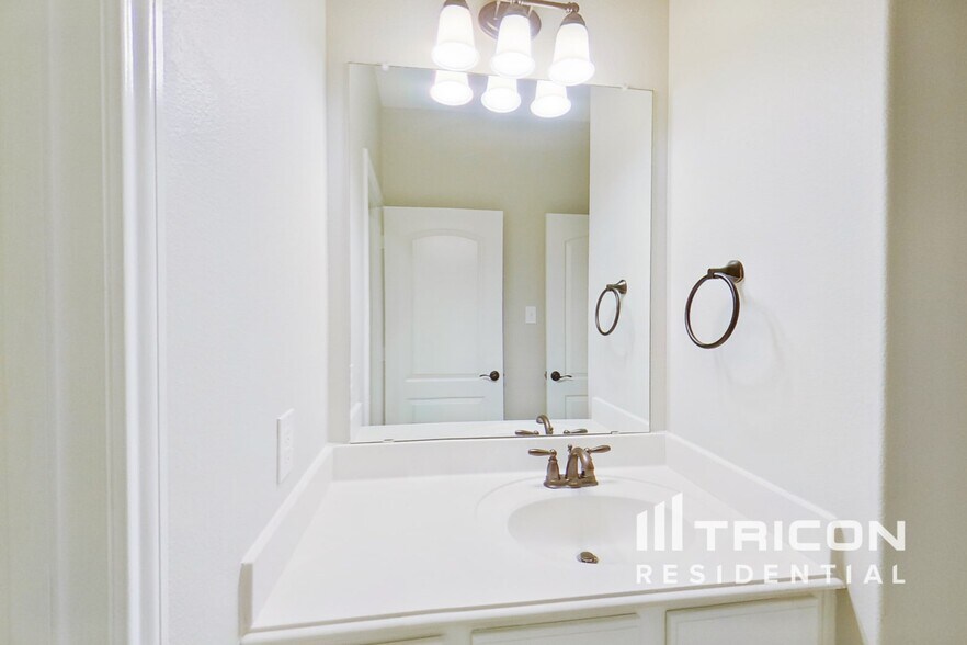 Building Photo - 616 Meadow Springs Dr