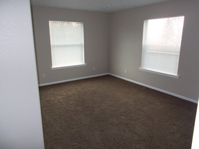 Building Photo - R91G/$1895.00 RENTED